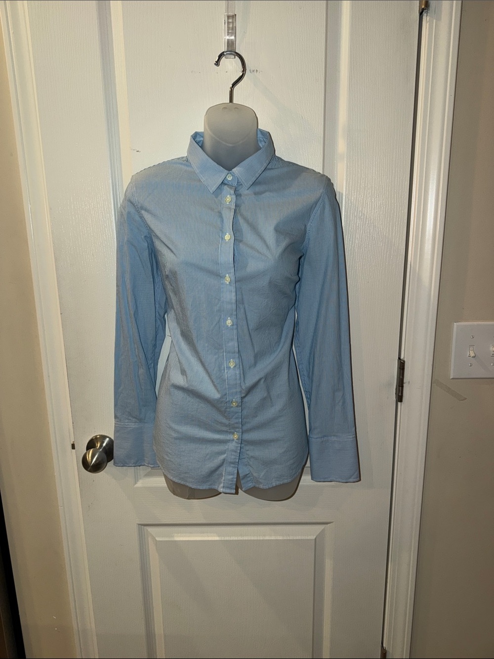 🩵Banana Republic Blue and White Pinstripe 

🧵Button Down Riley Shirt 

🩵Size 6